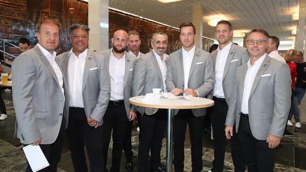 Aufstellen, bitte: Die Profis des 1. FC Nürnberg zeigten sich auf der Mitgliederversammlung fannah und standen für Fotos und ...