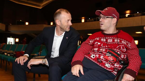 Die Mitglieder schätzen die JHV vom Club, vor allem weil sich die handelnden Akteure sehr nahbar geben. Niels Rossow unterhielt sich vor, während und nach der Versammlung immer wieder mit Fans, beantwortete geduldig Fragen.