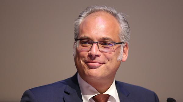 Ein entspannter Versammlungsleiter sieht genau so aus: Prof. Axel Adrian.