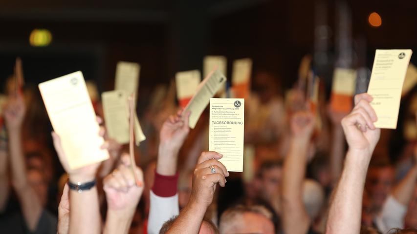 Hands up! Die Abstimmungen des Tages fielen allesamt sehr eindeutig aus. Beim FCN - das zeigte diese JHV - herrscht aktuell Harmonie.