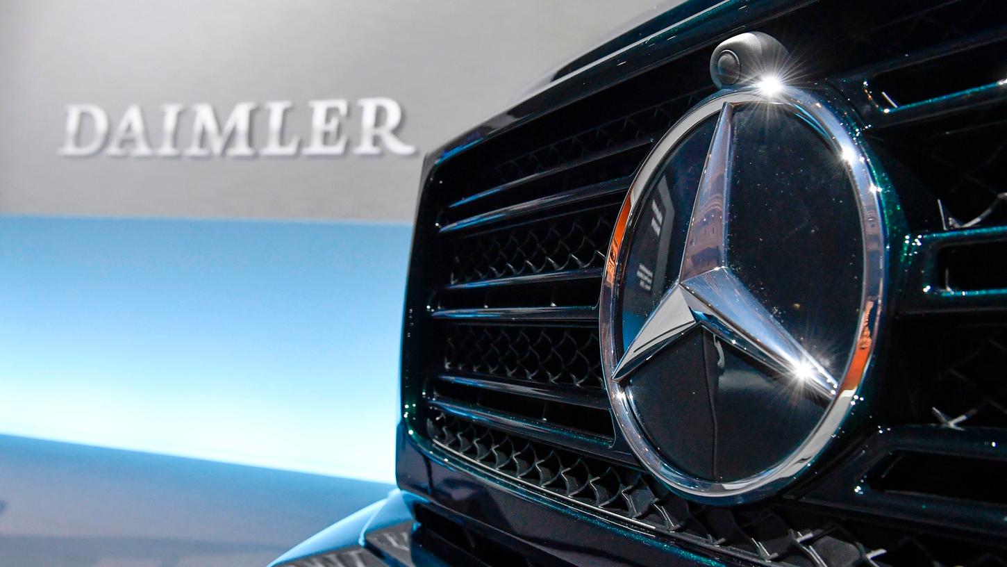 Daimler hatte am Freitagabend mitgeteilt, Hunderttausende weitere Diesel-Fahrzeuge wegen einer unzulässigen Abgastechnik zurückrufen zu müssen.