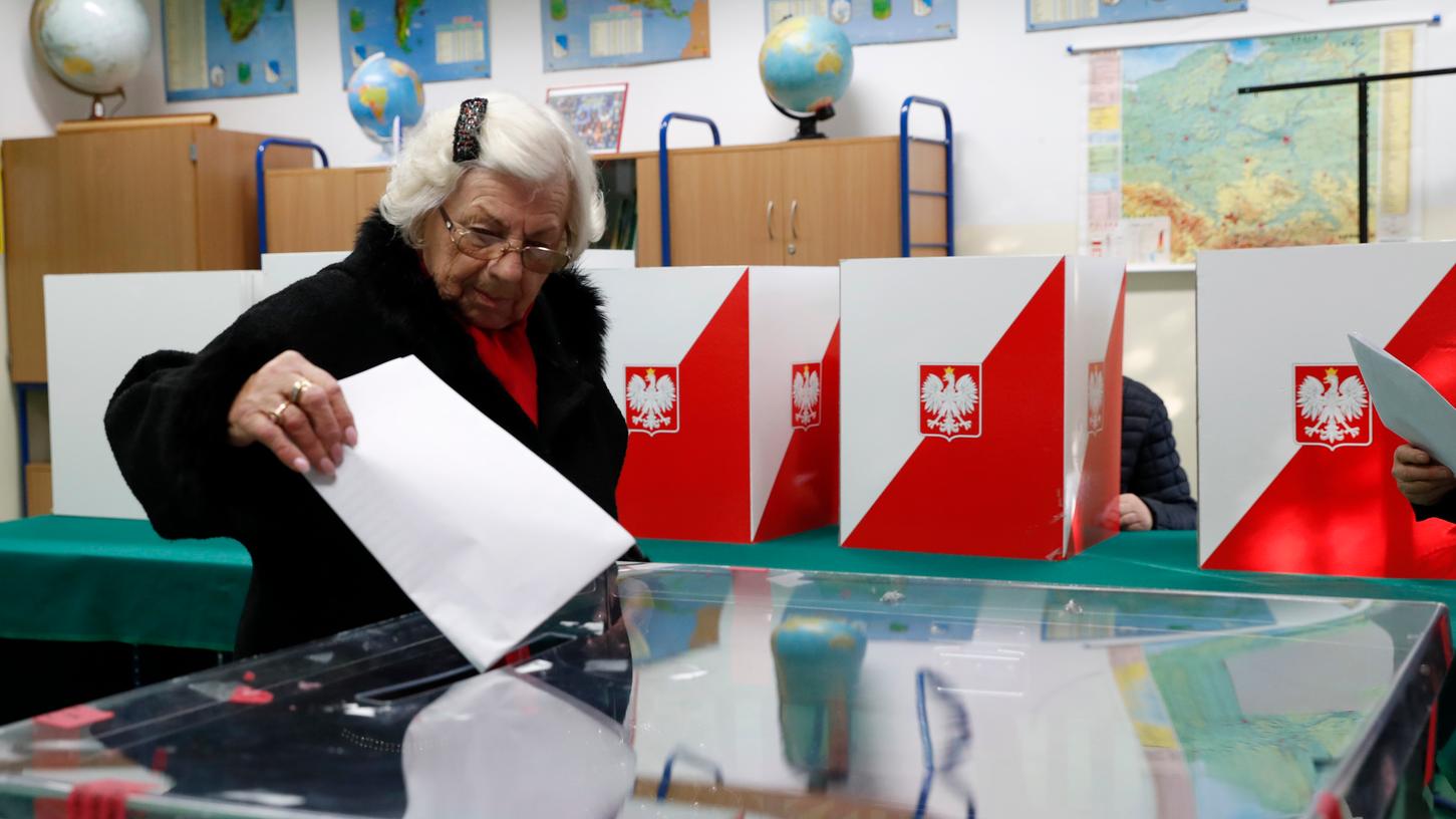 Die Polen stimmten in einem parlamentarischen Wahlverfahren ab. Die mehr als 30 Millionen Wähler entscheiden über die Verteilung der 460 Abgeordnetenmandate im Sejm sowie über die 100 Sitze im Senat, der zweiten Kammer des Parlaments.