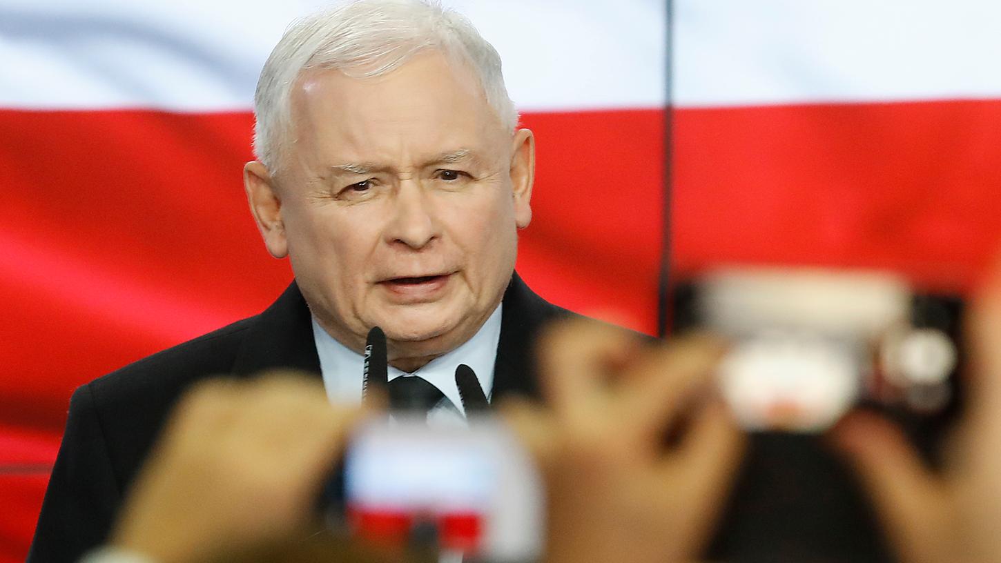 Jaroslaw Kaczynski, Vorsitzender der PiS-Partei, spricht am Wahlabend zu Unterstützern und Journalisten.