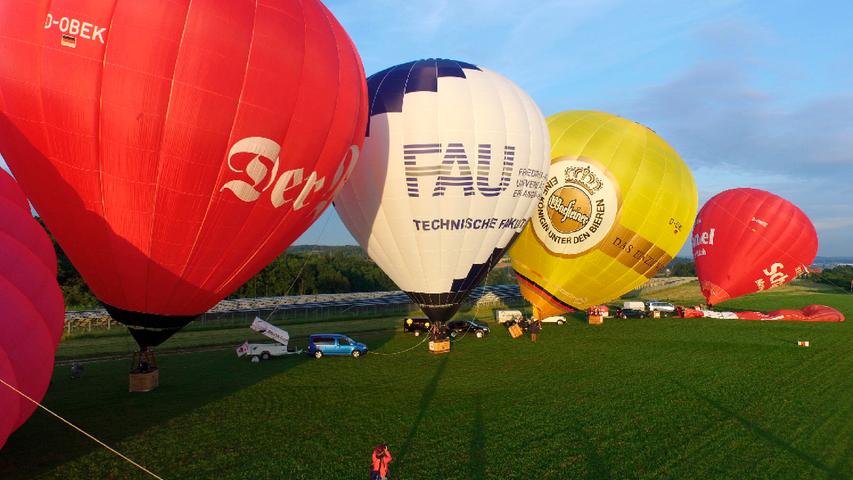 Die FAU bekam zum 50. Geburtstag der Technischen Fakultät einen Heißluftballon geschenkt. Dieser wird durch die Brennerflamme von innen beleuchtet und so zum "Glühen" gebracht. 
 TechFak, Parkdeck Cauerstraße (FAU Südgelände), nur zwischen 18.30 und 20 Uhr, Erlangen.