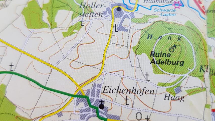Zwischen Eichenhofen und Hollerstetten geht die Straße weg zum Hof "Haag". Dort im Wald führen zwei Wege den Kellerberg hoch zum Rundweg um die Adelburg.