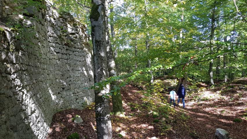 Bis zu fünf Meter hoch sind die Reste der Mauer.