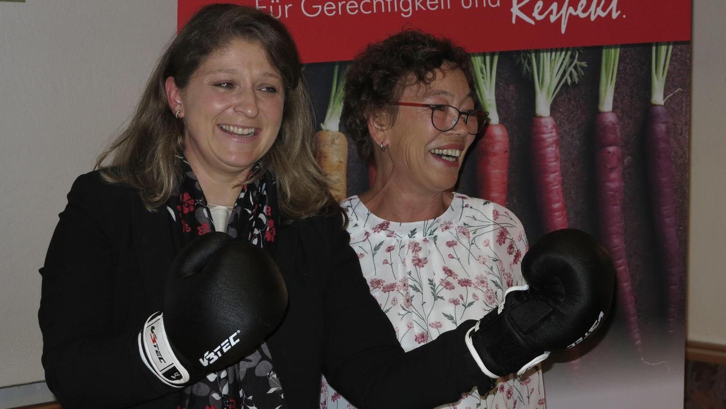 Unterstützung für den Wahlkampf: SPD-Bürgermeisterkandidatin Bianca Bauer erhielt von Angela Schmidt, der Fraktionsvorsitzenden im Stadtrat, ein Paar Boxhandschuhe als Geschenk.