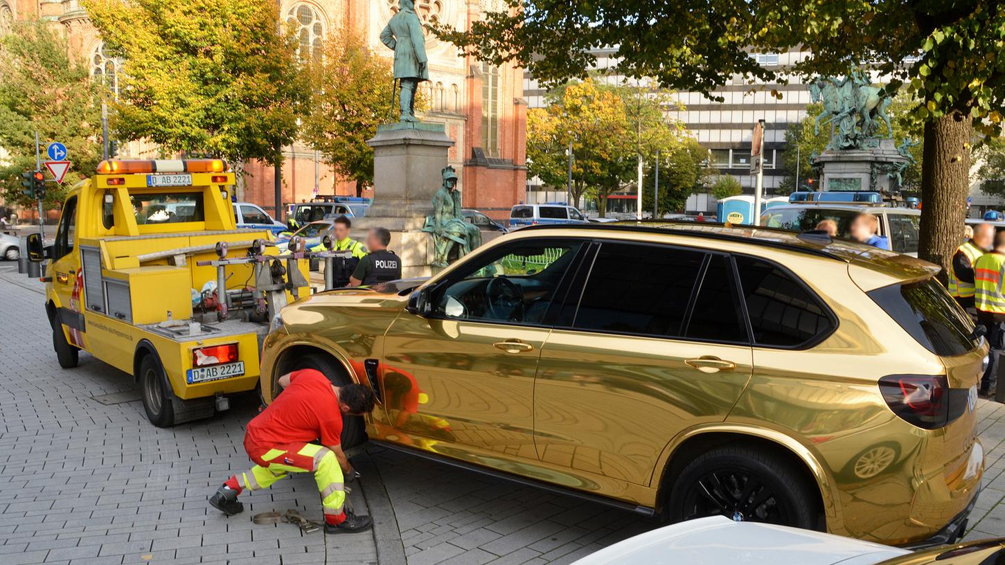 Der mit goldfarbener Folie überzogene BMW X5 wurde in Düsseldorf aus dem Verkehr gezogen.