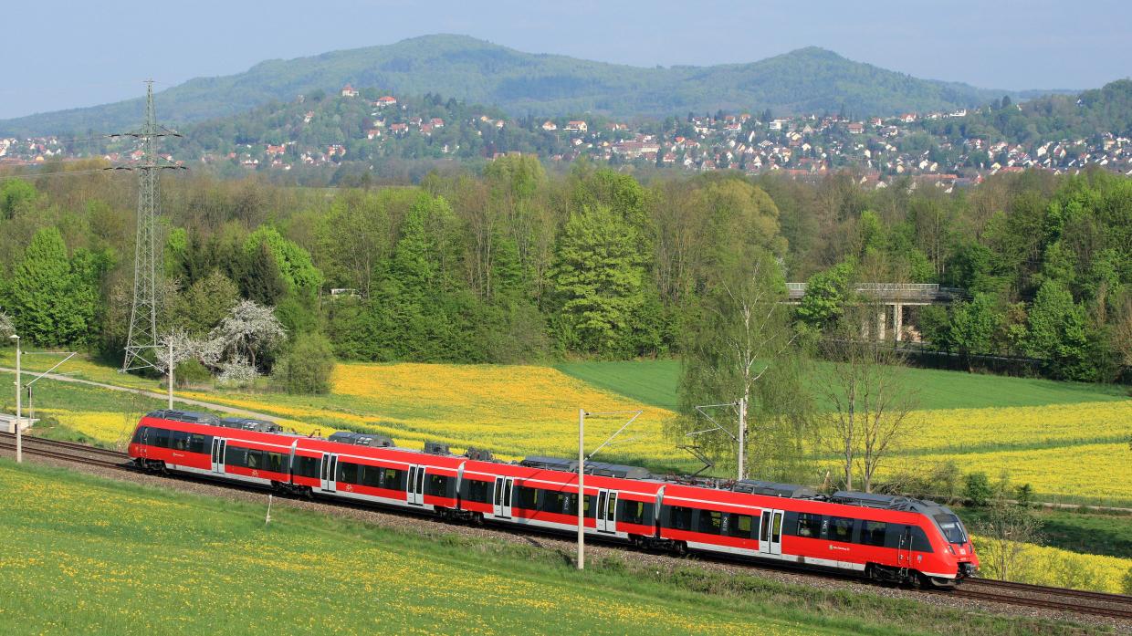 Hier ist eine S-Bahn der Linie 1 kurz vor Hartmannshof zu sehen, wo ihre Fahrt bislang endet. Dass die Linie bis ins 30 Kilometer weit entfernte Amberg fortgeführt wird, gilt in den nächsten Jahren als unwahrscheinlich.