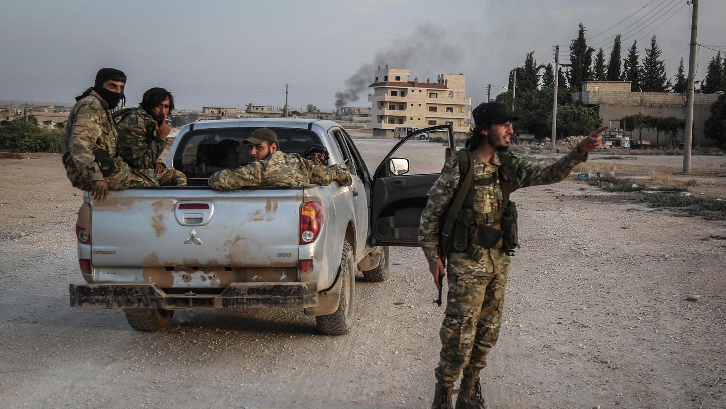Soldaten der türkisch unterstützten syrischen Nationalarmee patroullieren nach Zusammenstößen mit Kurdischen Kämpfern. In ihrem Kampf gegen türkische Truppen erhalten die Kurdenmilizen in Nordsyrien Unterstützung der Regierung von Präsident Baschar al-Assad.