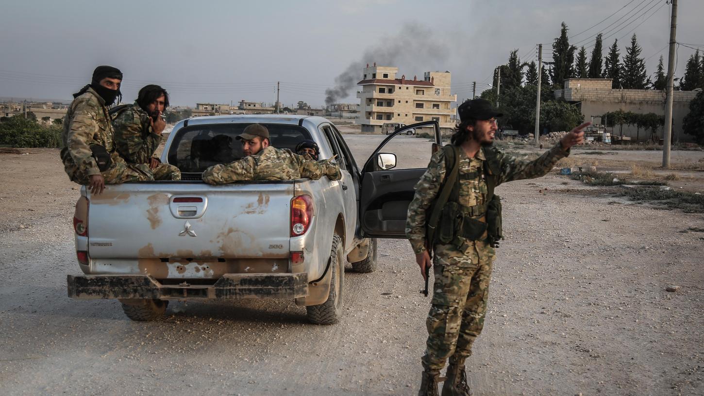 Soldaten der türkisch unterstützten syrischen Nationalarmee patroullieren nach Zusammenstößen mit Kurdischen Kämpfern. In ihrem Kampf gegen türkische Truppen erhalten die Kurdenmilizen in Nordsyrien Unterstützung der Regierung von Präsident Baschar al-Assad. Soldaten der türkisch unterstützten syrischen Nationalarmee patroullieren nach Zusammenstößen mit Kurdischen Kämpfern. In ihrem Kampf gegen türkische Truppen erhalten die Kurdenmilizen in Nordsyrien Unterstützung der Regierung von Präsident Baschar al-Assad.