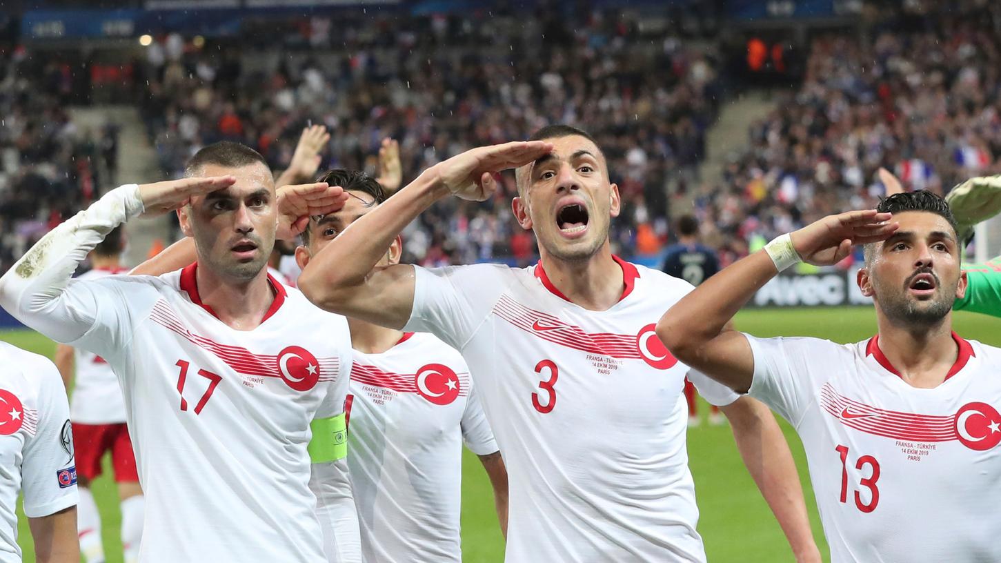 Die türkischen Nationalspieler salutieren, als sie ein Tor gegen Frankreich feiern.