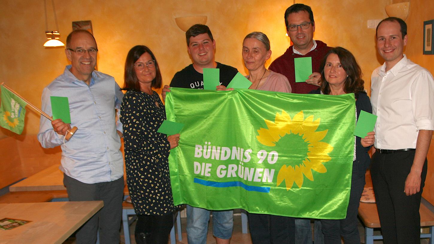 Der erste grüne Ortsverband in Eggolsheim steht. Die Vorstandschaft hat sich mit dem Bayreuther Abgeordneten Tim Pargent (re.) zum Gruppenfoto aufgestellt.