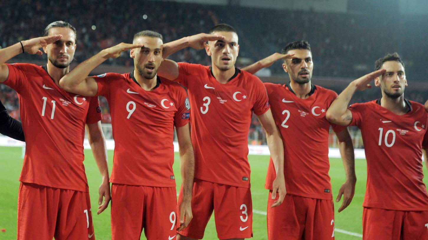 Die Spieler der türkischen Fußball-Nationalmannschaft beim militärischen Gruß.