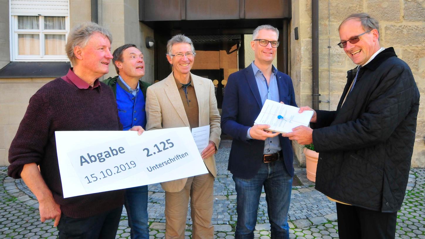 Alfons Eger, Axel Schauder, Emmerich Huber (v.li.) und Ulrich Buchholz (re.) vom Aktionsbündnis überreichen dem OB die gesammelten Unterschriften.