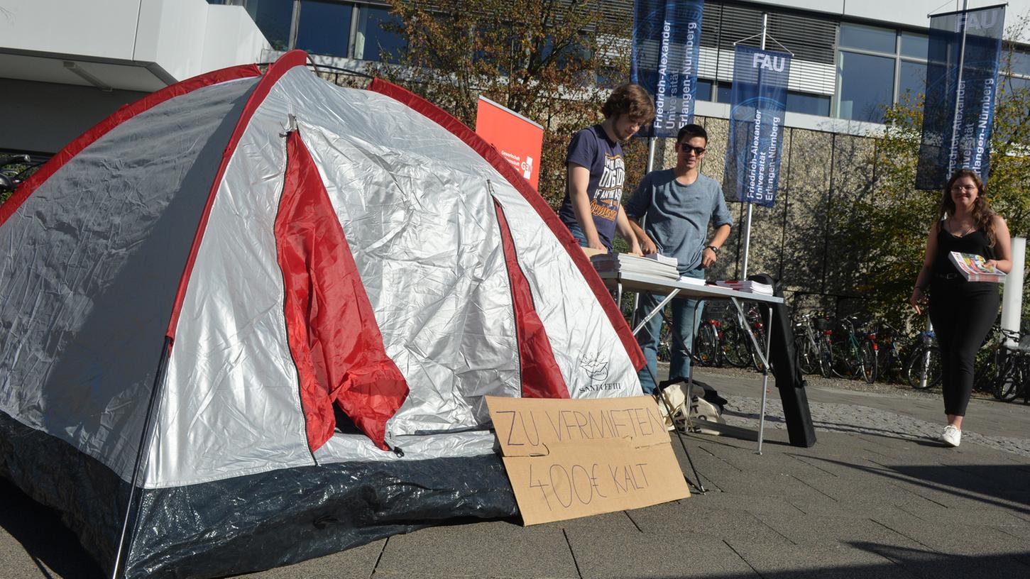 Protest gegen die Wohnungsnot: Dieses Zelt war bei der Erstsemesterbegrüßung zu vermieten.
