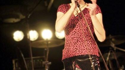 Markus Engelstädter, der Sänger der Queen-Tribute-Band «Flash», hüpft schon mal in Netzstrümpfen über die Bühne.