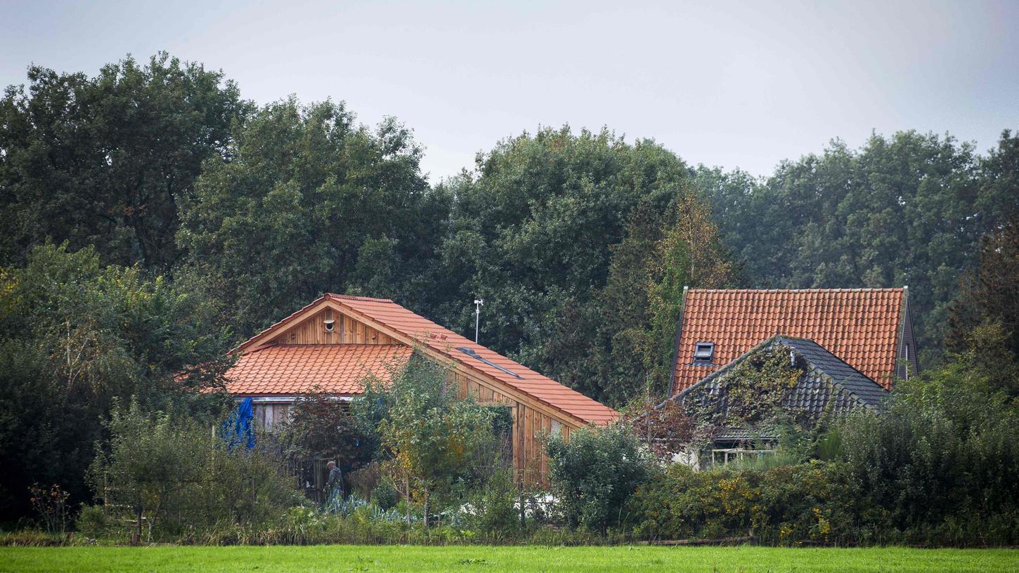 Ein Vater und seine sechs Kinder sollen neun Jahre lang in einem Keller eines Bauernhofes in den Niederlanden gehaust haben.