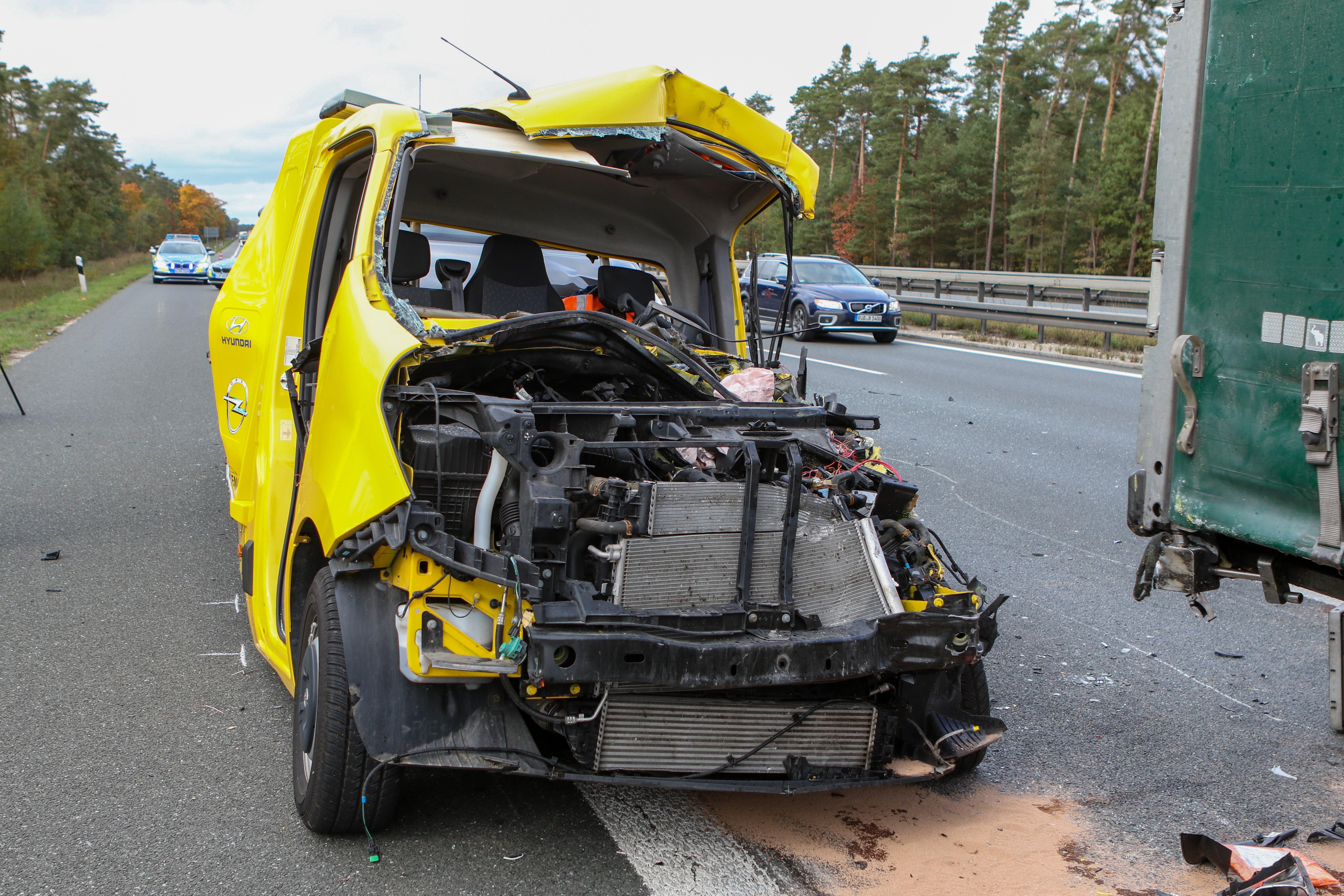 Tödlicher Unfall Auf A3: Abschleppwagen Kracht In Sattelzug - Erlangen ...