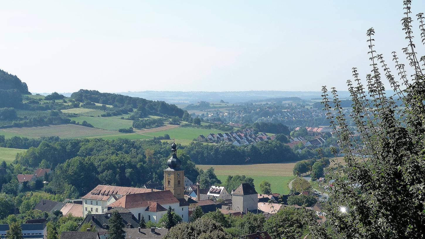 Das Kloster Weißenohe beherrscht das Ortsbild von Weißenohe. Die Gemeinde lässt sich den Umbau zu einer Chorakademie einiges kosten.
Das Kloster Weißenohe beherrscht das Ortsbild von Weißenohe. Die Gemeinde lässt sich den Umbau zu einer Chorakademie einiges kosten.