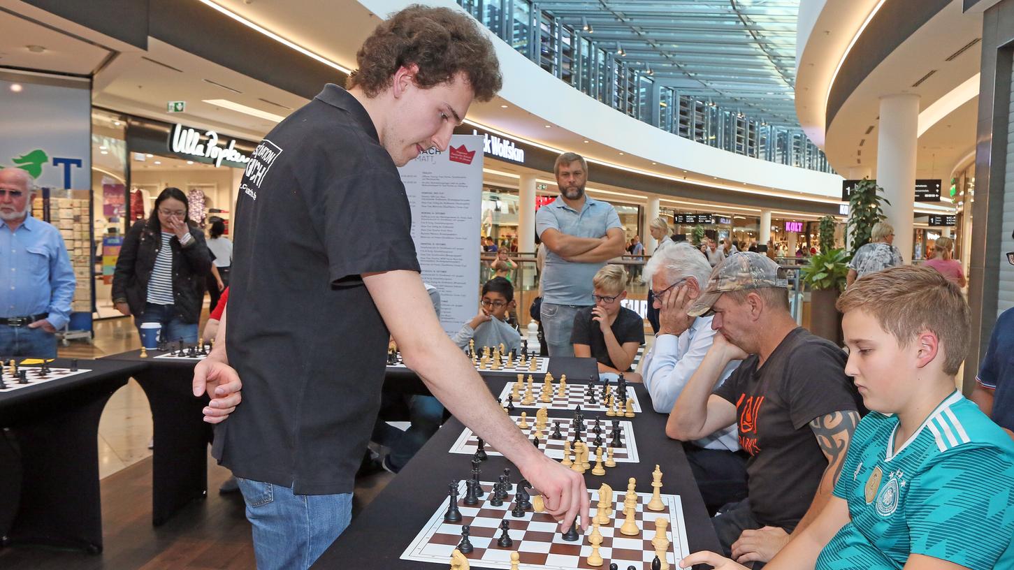 "Faszination Schach" findet noch bis Samstag im zweiten Stock der Erlangen Arcaden statt. Vormittags sind oft Schulklassen zu Gast, nachmittags gibt es Turniere.