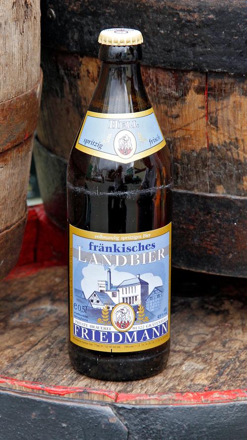 In Gräfenberg laufen wir doch direkt Richtung "Biergarten zum Bergschlösschen": Die Brauerei Friedmann lädt zum Verweilen und auf ein zweites Seidla ein - ob drinnen oder draußen.