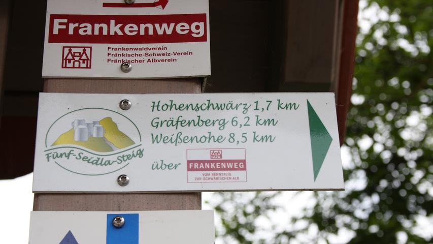 Ausgetrunken - und weiter aufwärts: Wir folgen dem Steig entlang des  "Frankenwegs", erst zur Sollenberger Straße, dann über die Gräfenberger Straße, hin zur Mönchsbergstraße.