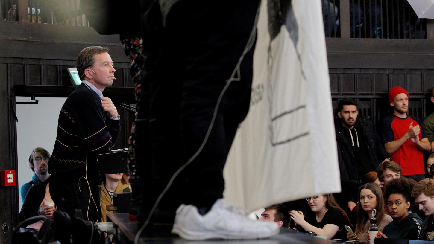 AfD-Gründer Bernd Lucke versuchte an der Universität Hamburg seine Antritts-Vorlesung zu halten.