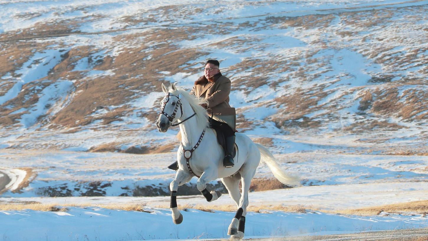 Machthaber Kim Jong Un scheint ein guter Reiter zu sein. Auf seinem Pferd galoppiert er auf dem Berg Paektu.