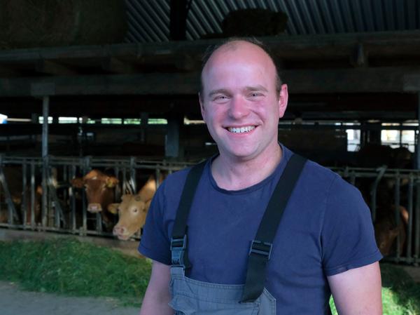 Martin Schott könnte noch mehr Tiere in seinem Stall halten. Das will er aber nicht, denn dann hätte jedes Tier weniger Platz. Martin Schott könnte noch mehr Tiere in seinem Stall halten. Das will er aber nicht, denn dann hätte jedes Tier weniger Platz.