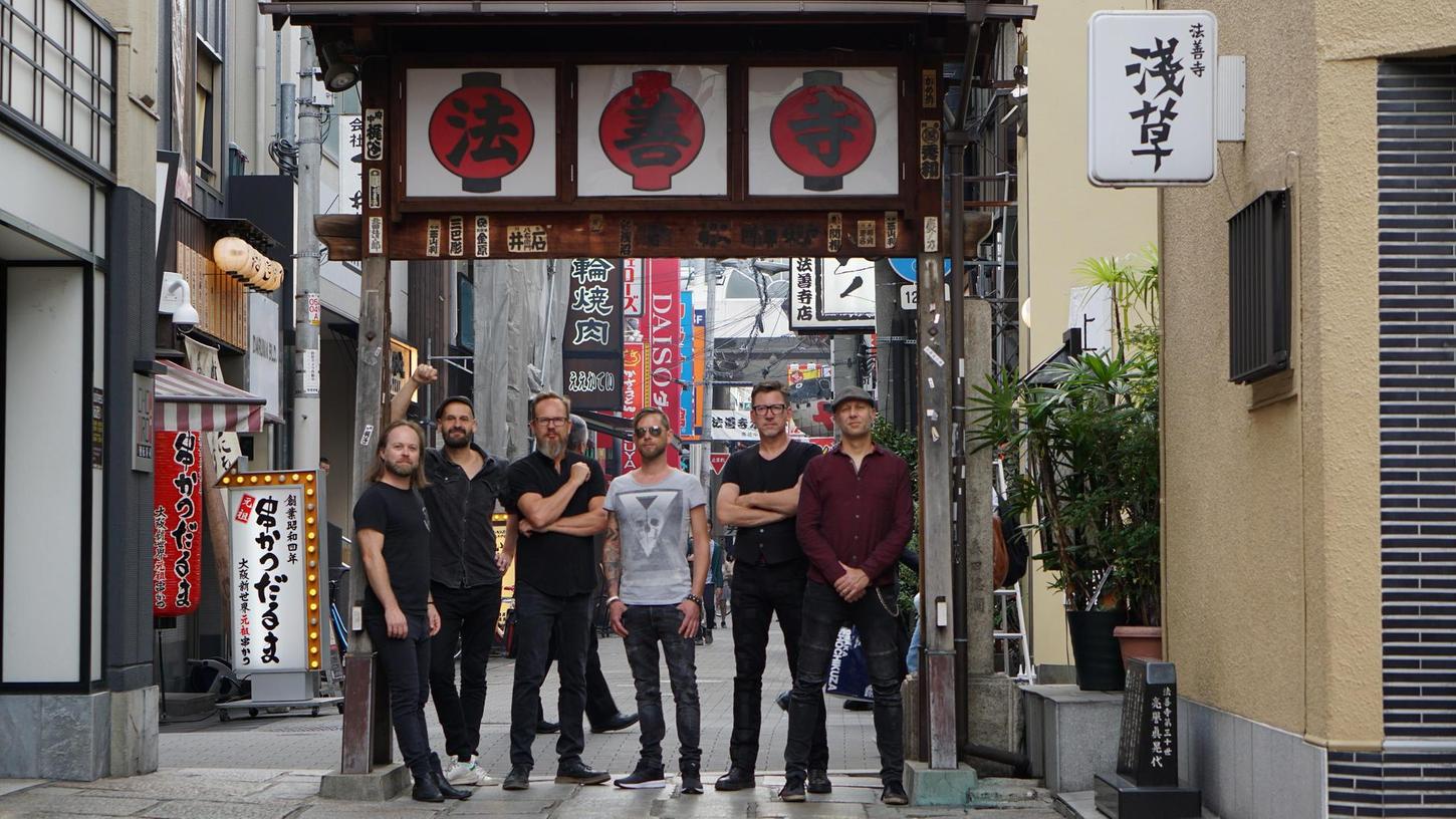 Seit fast 30 Jahren mit Indie-Speedfolk erfolgreich unterwegs - auch in Japan: Der Erlanger Stefan Klug (rechts) mit der Band „Fiddler’s Green“ vorm Eingangstor zum „Hōzenji Temple“ in Osaka.