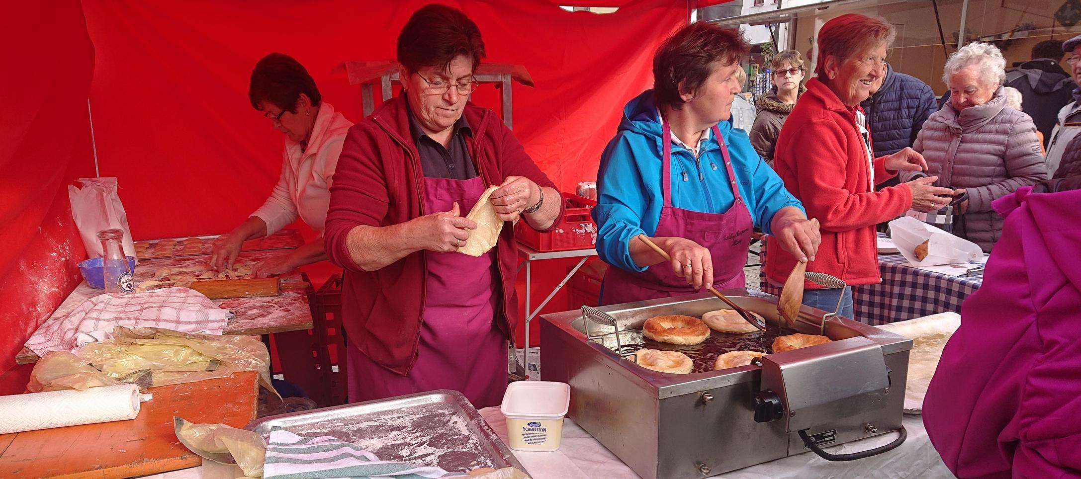 Landfrauen backten Küchl am Wochenmarkt Neumarkt | Nordbayern