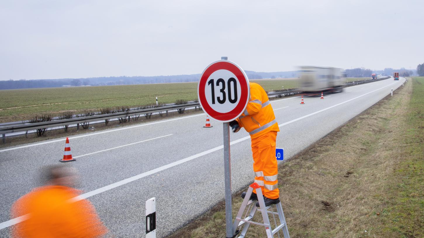 Die Grünen und die Linken wollen auf den Autobahnen ein Tempolimit einführen.