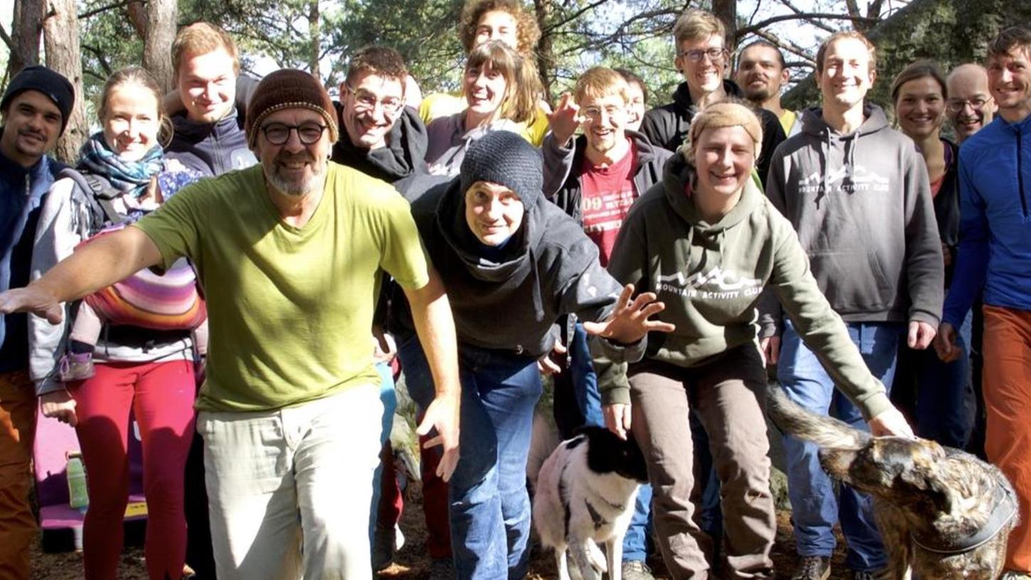 Die Teilnehmer sind sichtlich begeistert: Einmal im Jahr reist der Mountain Activity Club, darunter sein Vorstandsvorsitzender Milan Fröhner Freisleben (ganz links), zum Bouldern nach Frankreich.