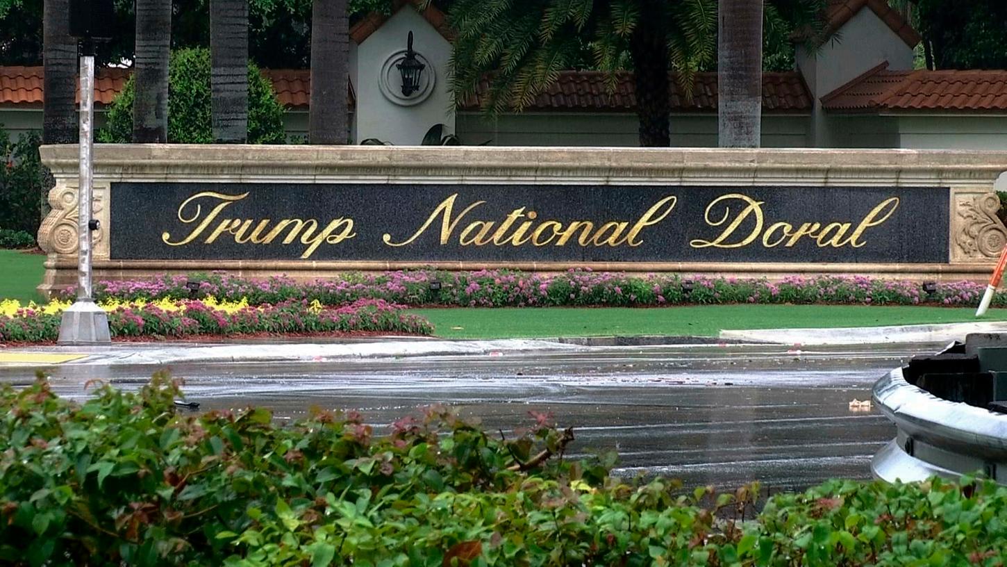 Dieses Videostandbild vom 2. Juni 2017 zeigt den Schriftzug des Trump National Doral nahe Miami.