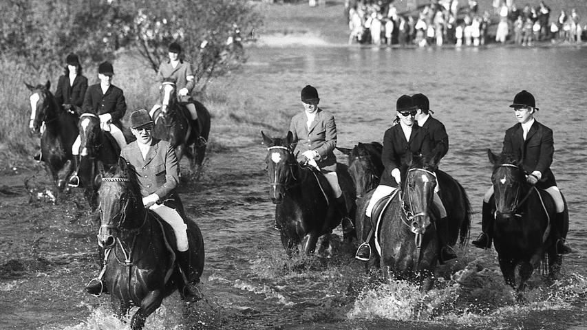 Einer der Höhepunkte der Schleppjagd des Marienberger Clubs: das Feld reitet durch den Marienbergsee, den die Zuschauer säumen. . Hier geht es zum Artikel vom 20. Oktober 1969: Pfeilschnelle Amazone fing den Fuchs