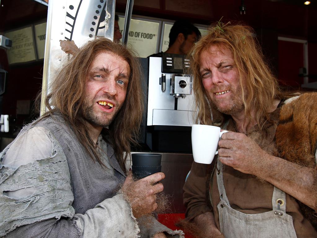 Auch üble Räuber brauchen mal ne Kaffeepause: Stephan Tölle (re.) und Jonas Minthe (li.) mit Kostüm am Foodtruck.