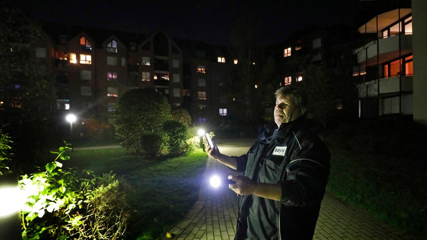 Der erste Halt in dieser Nacht für Sicherheitsmitarbeiter Herbert Soldner ist eine Wohnanlage im Nordosten Nürnbergs. zwischen den Wohnhäusern dreht er seine Runde und schaut, ob alles ruhig ist.