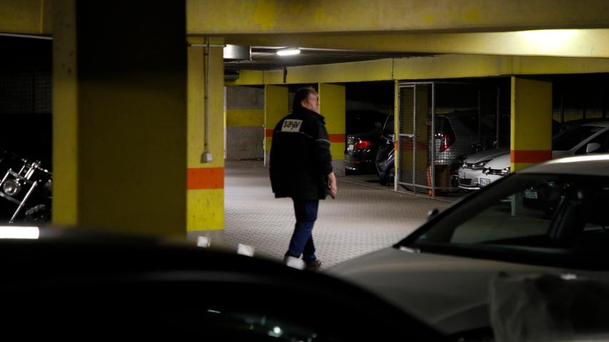 In der Tiefgarage schaut er vor allem nach Falschparkern. Wenn Autos in einem Gang abgestellt sind, ruft Soldner den Abschleppdienst.