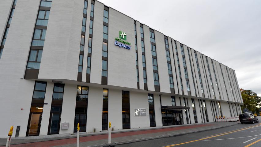 Das Übernachtungsangebot in der Erlanger Innenstadt ist um ein Neubau-Hotel mit insgesamt 186 Gästezimmern erweitert worden. In der Nähe des Hauptbahnhofs gibt es nun  ein neues Holiday Inn Express.