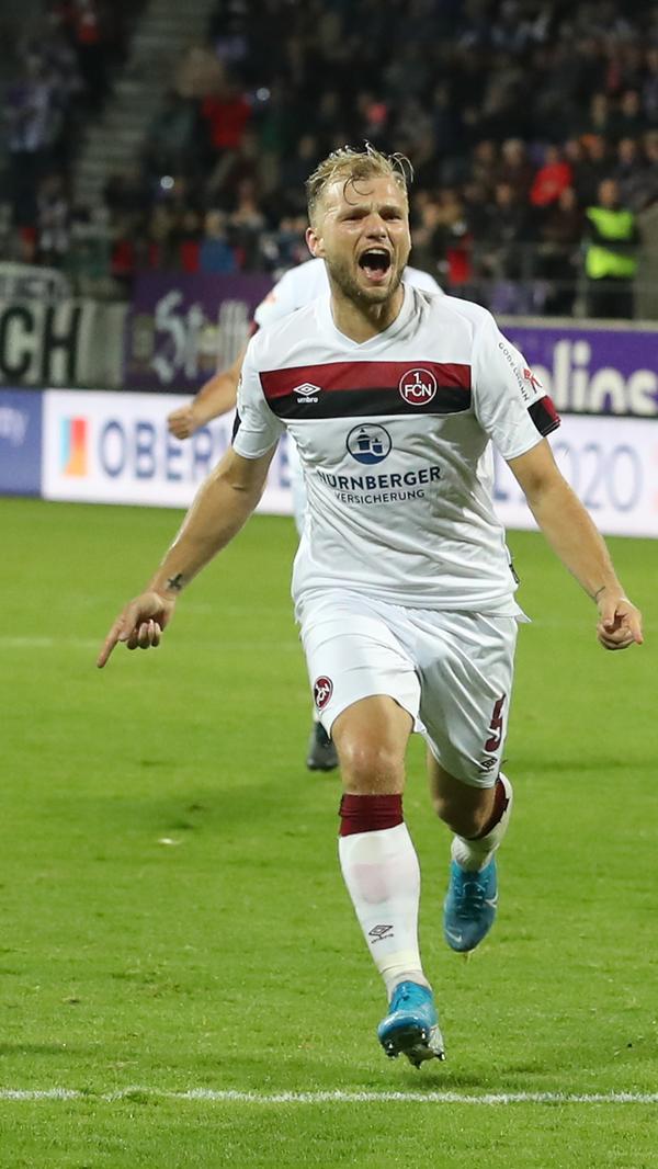 Johannes Geis jubelt von 2019 bis 2024 für den 1. FC Nürnberg. Okay, gegen Ende seines Club-Engagements nicht mehr so häufig. Der in Schweinfurt geborene Standard-Spezialist ist jedoch auch jenseits der Stadtgrenze kein Unbekannter. Zwischen 2010 und 2013 war er für die SpVgg Greuther Fürth am Ball. 17 Spiele absolvierte er im Profi-Team, 28 waren es in der zweiten Mannschaft. Am 21. April 2013 schoss Geis das entscheidende Tor zum Derbysieg gegen den Club in Nürnberg - es war ein wirklich sehenswerter Treffer des unterfränkischen Scharfschützen.
