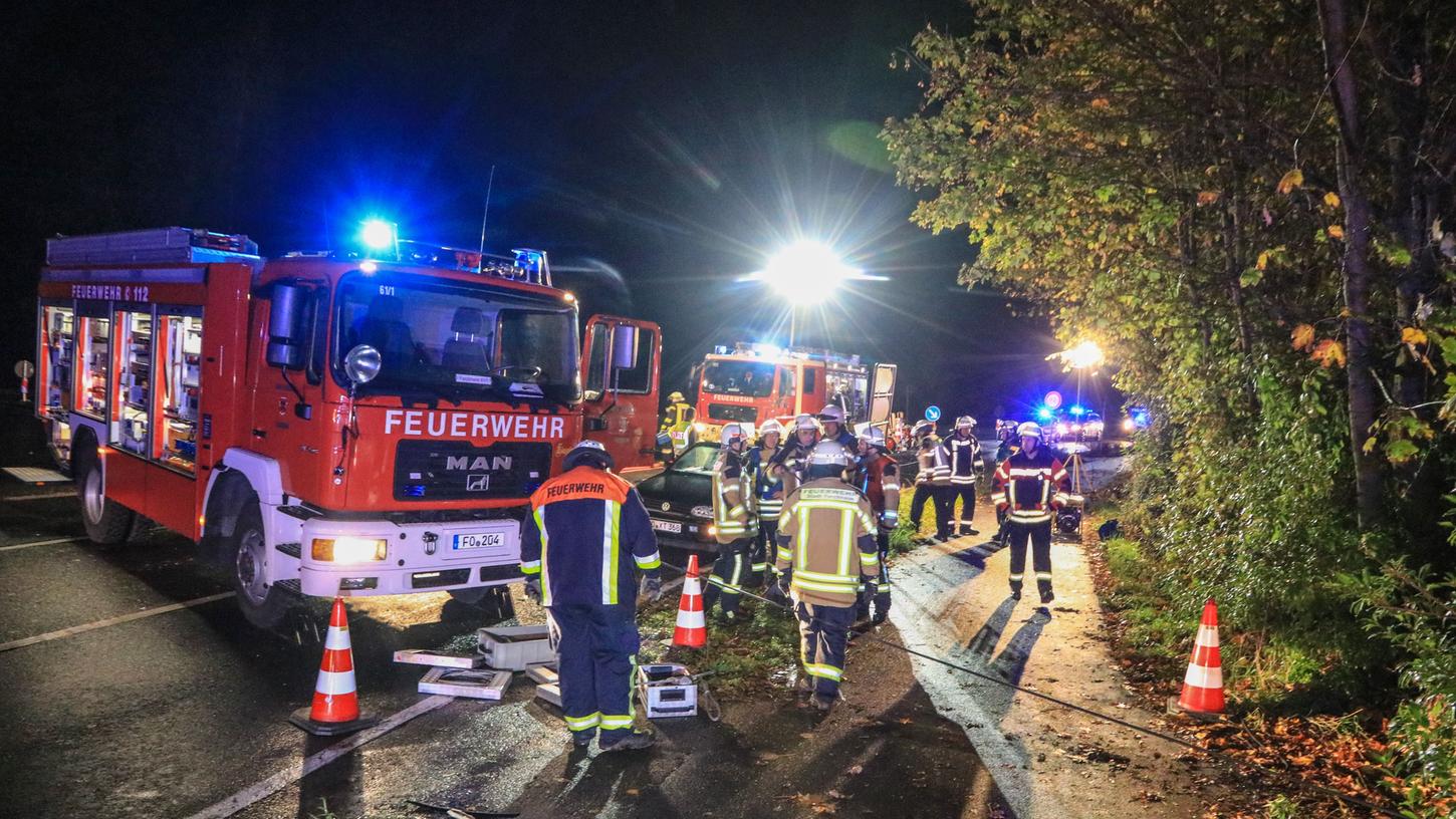 Nach einer Kollision zweier Fahrzeuge am Freitagabend bei Gosberg landete ein BMW in einem Fischweiher.