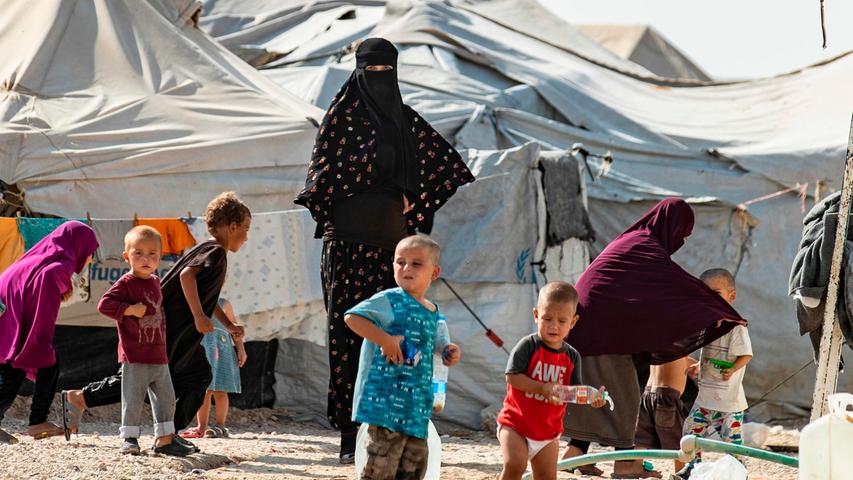 Frauen schauen nach den Kindern in einem kurdischen Lager, in dem IS-Kämpfer mit ihren Familien festgehalten werden.