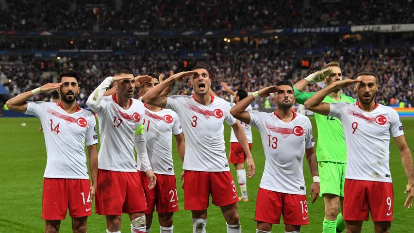 Türkische Nationalspieler solidarisieren sich während eines Spiels gegen Frankreich mit einem nachgeahmten militärischen Gruß mit der Armee ihres Landes. Der europäische Fußballverband Uefa will solche politischen Aktionen jedoch nicht dulden und Sanktionen verhängen.