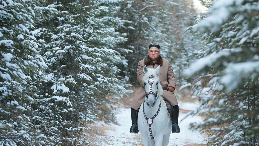 In Nordkorea ist der Winter ausgebrochen. Diktator Kim Jong Un nutzt die Gelegenheit für einen Ausritt, während viele Bewohner des Landes frieren und hungern.