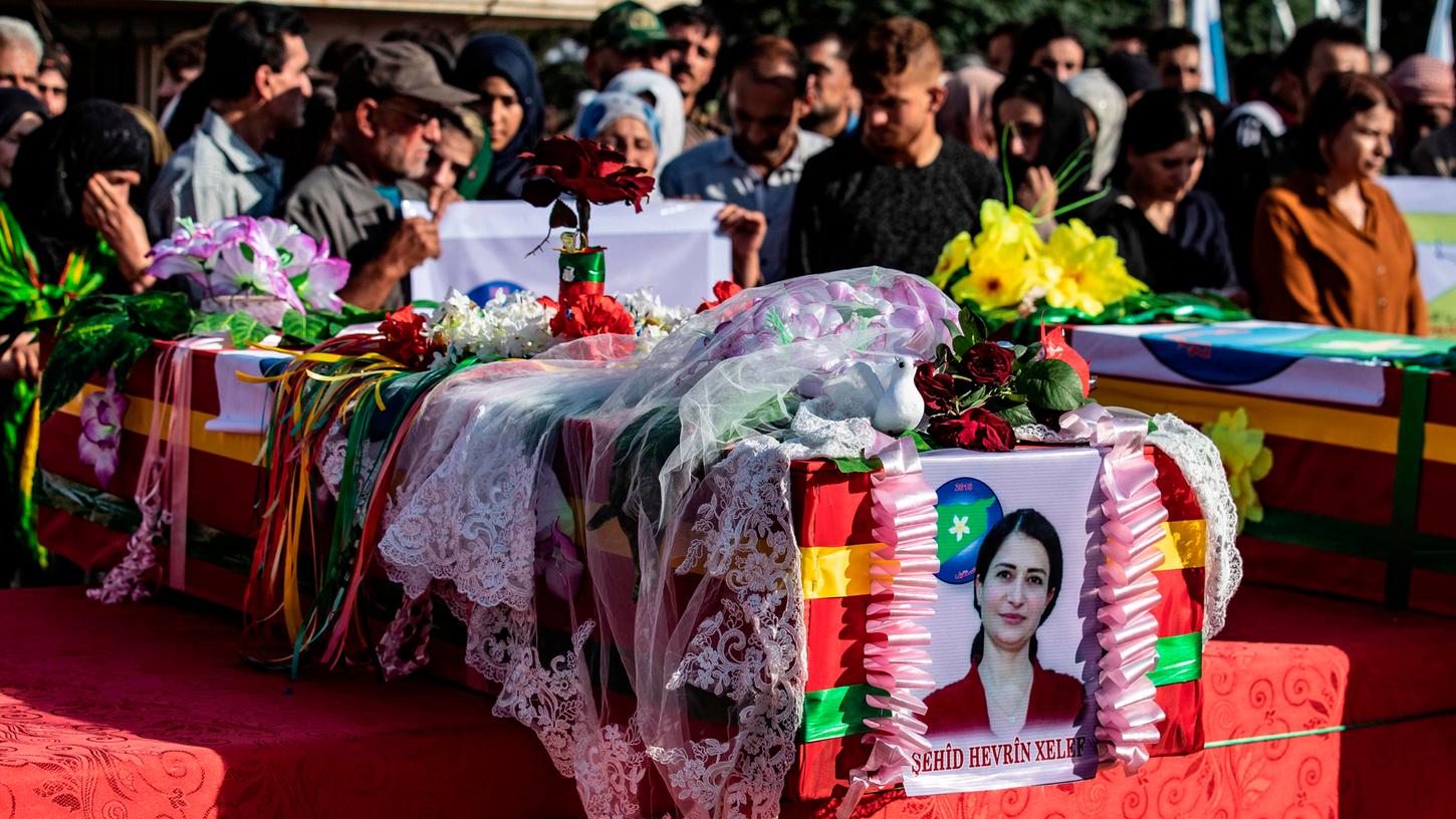 Die kurdische Frauenrechtlerin Havrin Khalaf ist in Syrien getötet worden. Die kurdische Frauenrechtlerin Havrin Khalaf ist in Syrien getötet worden.