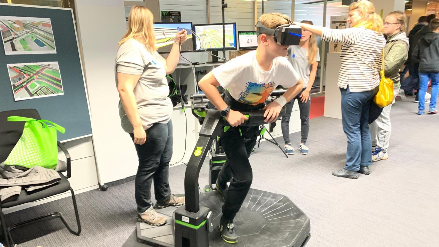 Dieses Angebot auf dem Nürnberger Technologie-Campus auf AEG begeistert vor allem Kinder: Im Simulator können Besucher ausprobieren, wie Fußgänger unbekannte Städte wahrnehmen.