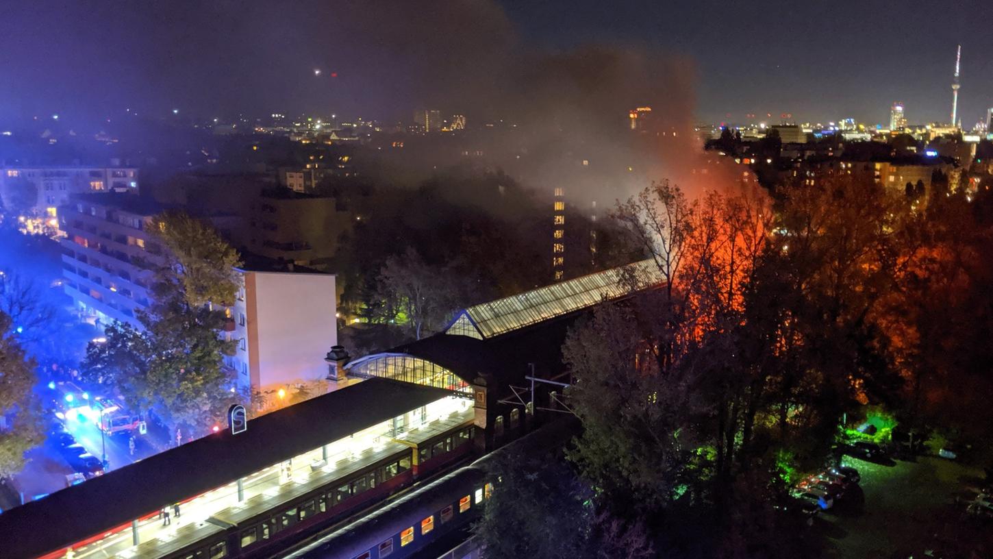 Dieses Bild zeigt die Wucht des Feuers: Hell erleuchten die Flammen die Berliner Nacht.