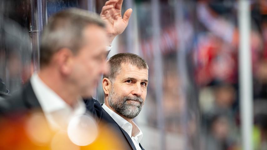 Es war ein emotionaler Freitagabend in der Arena Nürnberger Versicherung, vor allem für Martin Jiranek. Wie der langjährige Sportdirektor und Trainer die Rückkehr erlebte, lässt sich hier nachlesen. . Hier geht es zum wirklich schönen Ice-Tigers-Blog.