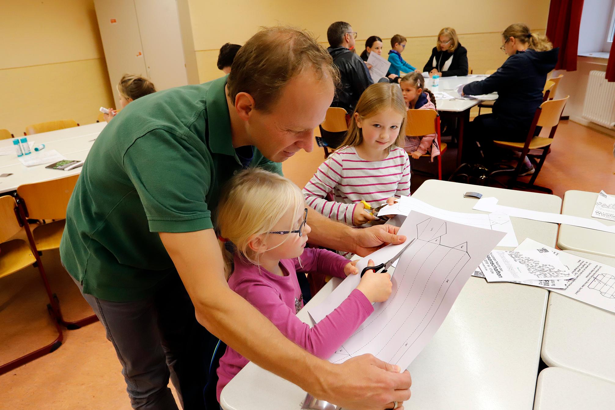 Los ging's am Nachmittag mit dem Kinderprogramm. Zum Beispiel am Neuen Gymnasium in Nürnberg. Hier konnten junge Forscher Sehrohre basteln...